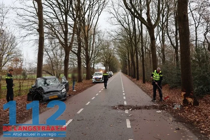 Auto raakt van de weg rijdt op boom op de Kegelaar in Kaatsheuvel; bestuurder gewond naar ziekenhuis 7 Auto raakt van de weg rijdt op boom op de Kegelaar in Kaatsheuvel; bestuurder gewond naar ziekenhuis 112 De Langstraat