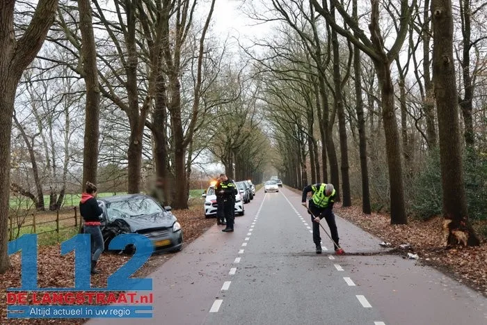 Auto raakt van de weg rijdt op boom op de Kegelaar in Kaatsheuvel; bestuurder gewond naar ziekenhuis 9 Auto raakt van de weg rijdt op boom op de Kegelaar in Kaatsheuvel; bestuurder gewond naar ziekenhuis 112 De Langstraat
