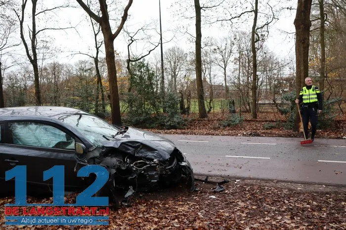 Auto raakt van de weg rijdt op boom op de Kegelaar in Kaatsheuvel; bestuurder gewond naar ziekenhuis 10 Auto raakt van de weg rijdt op boom op de Kegelaar in Kaatsheuvel; bestuurder gewond naar ziekenhuis 112 De Langstraat