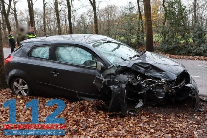 Auto raakt van de weg rijdt op boom op de Kegelaar in Kaatsheuvel; bestuurder gewond naar ziekenhuis 11 Auto raakt van de weg rijdt op boom op de Kegelaar in Kaatsheuvel; bestuurder gewond naar ziekenhuis 112 De Langstraat