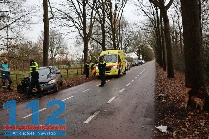 Auto raakt van de weg rijdt op boom op de Kegelaar in Kaatsheuvel; bestuurder gewond naar ziekenhuis 13 Auto raakt van de weg rijdt op boom op de Kegelaar in Kaatsheuvel; bestuurder gewond naar ziekenhuis 112 De Langstraat