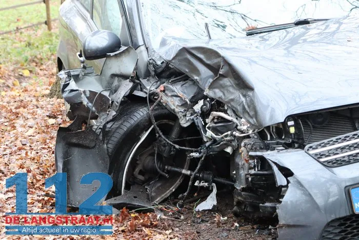 Auto raakt van de weg rijdt op boom op de Kegelaar in Kaatsheuvel; bestuurder gewond naar ziekenhuis 14 Auto raakt van de weg rijdt op boom op de Kegelaar in Kaatsheuvel; bestuurder gewond naar ziekenhuis 112 De Langstraat