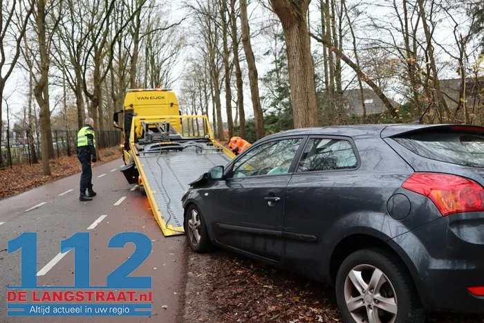 Auto raakt van de weg rijdt op boom op de Kegelaar in Kaatsheuvel; bestuurder gewond naar ziekenhuis 15 Auto raakt van de weg rijdt op boom op de Kegelaar in Kaatsheuvel; bestuurder gewond naar ziekenhuis 112 De Langstraat