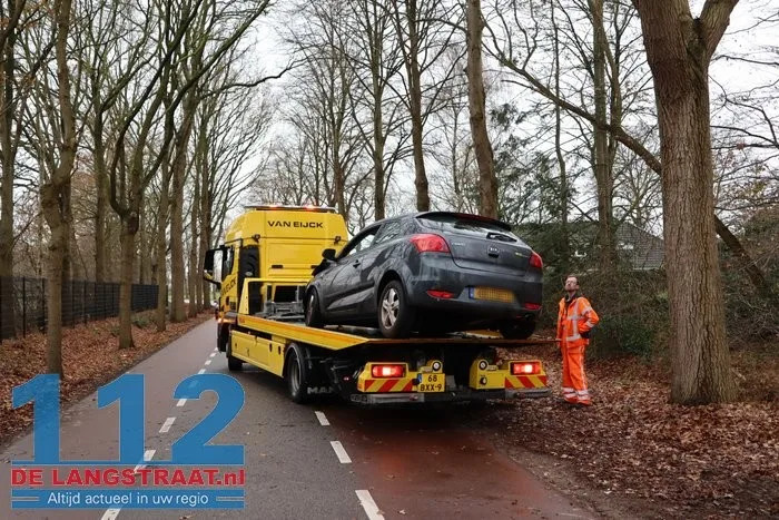Auto raakt van de weg rijdt op boom op de Kegelaar in Kaatsheuvel; bestuurder gewond naar ziekenhuis 16 Auto raakt van de weg rijdt op boom op de Kegelaar in Kaatsheuvel; bestuurder gewond naar ziekenhuis 112 De Langstraat