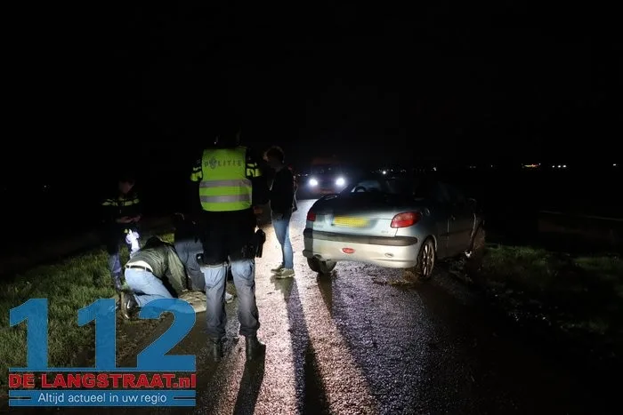 Automobiliste rijdt sloot in als ze moet uitwijken voor tegenligger in Sprang-Capelle 1 Automobiliste rijdt sloot in als ze moet uitwijken voor tegenligger in Sprang-Capelle 112 De Langstraat