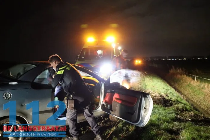 Automobiliste rijdt sloot in als ze moet uitwijken voor tegenligger in Sprang-Capelle 4 Automobiliste rijdt sloot in als ze moet uitwijken voor tegenligger in Sprang-Capelle 112 De Langstraat