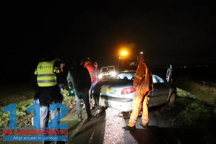 Automobiliste rijdt sloot in als ze moet uitwijken voor tegenligger in Sprang-Capelle 5 Automobiliste rijdt sloot in als ze moet uitwijken voor tegenligger in Sprang-Capelle 112 De Langstraat