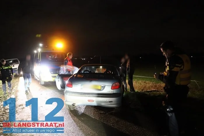 Automobiliste rijdt sloot in als ze moet uitwijken voor tegenligger in Sprang-Capelle 8 Automobiliste rijdt sloot in als ze moet uitwijken voor tegenligger in Sprang-Capelle 112 De Langstraat