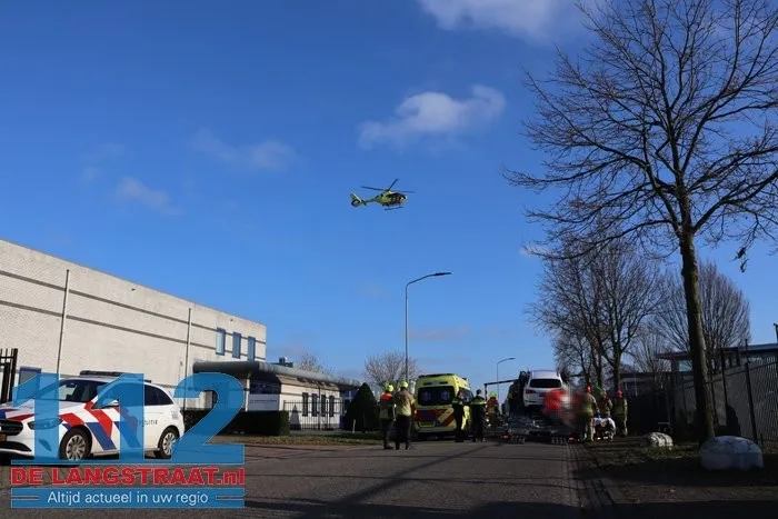 Man zwaargewond bij bedrijfsongeval op de Havenweg in Waalwijk: kwam onder auto terecht 2 Man zwaargewond bij bedrijfsongeval op de Havenweg in Waalwijk: kwam onder auto terecht 112 De Langstraat