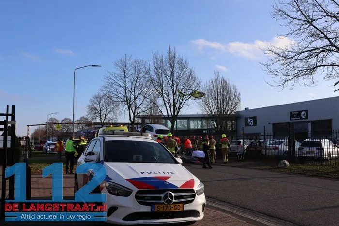 Man zwaargewond bij bedrijfsongeval op de Havenweg in Waalwijk: kwam onder auto terecht 3 Man zwaargewond bij bedrijfsongeval op de Havenweg in Waalwijk: kwam onder auto terecht 112 De Langstraat