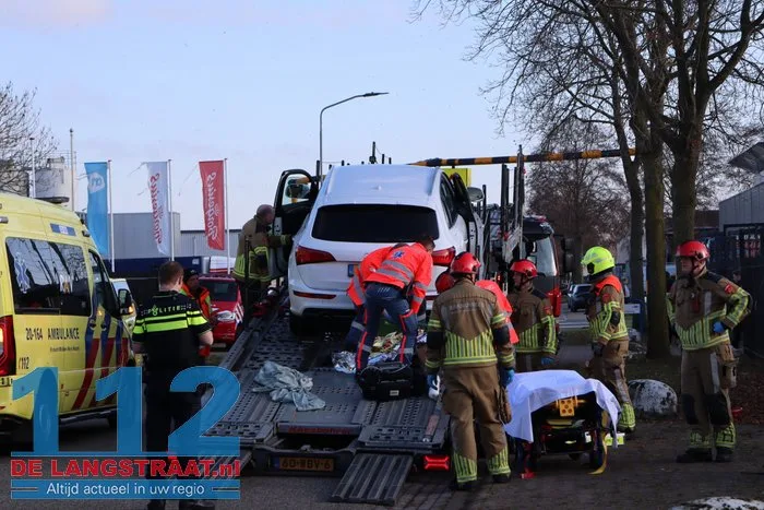 Man zwaargewond bij bedrijfsongeval op de Havenweg in Waalwijk: kwam onder auto terecht 5 Man zwaargewond bij bedrijfsongeval op de Havenweg in Waalwijk: kwam onder auto terecht 112 De Langstraat