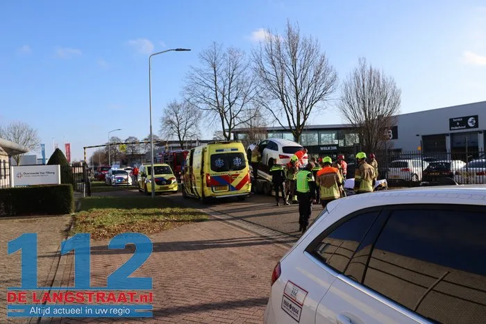 Man zwaargewond bij bedrijfsongeval op de Havenweg in Waalwijk: kwam onder auto terecht 6 Man zwaargewond bij bedrijfsongeval op de Havenweg in Waalwijk: kwam onder auto terecht 112 De Langstraat