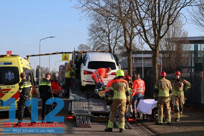 Man zwaargewond bij bedrijfsongeval op de Havenweg in Waalwijk: kwam onder auto terecht 7 Man zwaargewond bij bedrijfsongeval op de Havenweg in Waalwijk: kwam onder auto terecht 112 De Langstraat