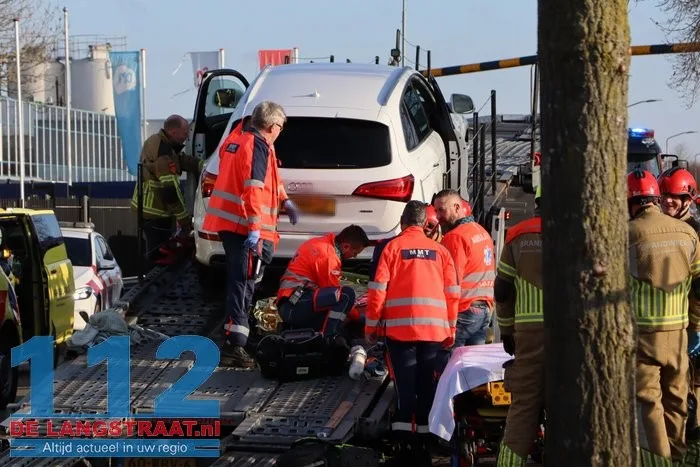 Man zwaargewond bij bedrijfsongeval op de Havenweg in Waalwijk: kwam onder auto terecht 8 Man zwaargewond bij bedrijfsongeval op de Havenweg in Waalwijk: kwam onder auto terecht 112 De Langstraat