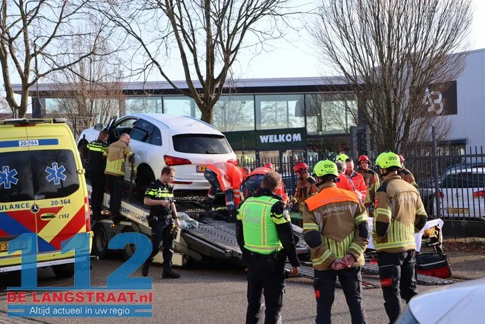 Man zwaargewond bij bedrijfsongeval op de Havenweg in Waalwijk: kwam onder auto terecht 9 Man zwaargewond bij bedrijfsongeval op de Havenweg in Waalwijk: kwam onder auto terecht 112 De Langstraat