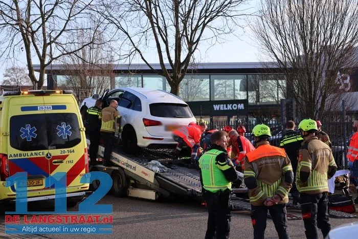 Man zwaargewond bij bedrijfsongeval op de Havenweg in Waalwijk: kwam onder auto terecht 10 Man zwaargewond bij bedrijfsongeval op de Havenweg in Waalwijk: kwam onder auto terecht 112 De Langstraat