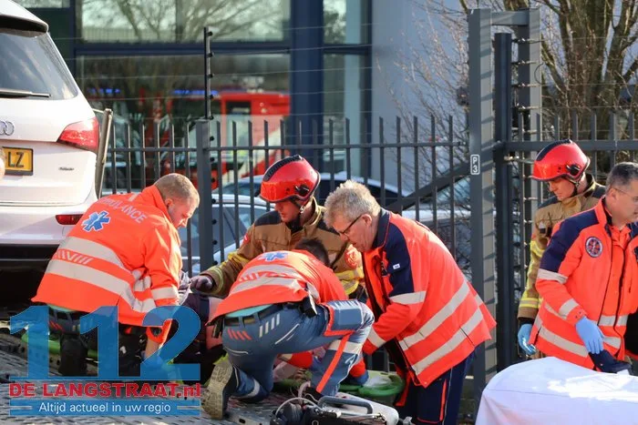 Man zwaargewond bij bedrijfsongeval op de Havenweg in Waalwijk: kwam onder auto terecht 11 Man zwaargewond bij bedrijfsongeval op de Havenweg in Waalwijk: kwam onder auto terecht 112 De Langstraat