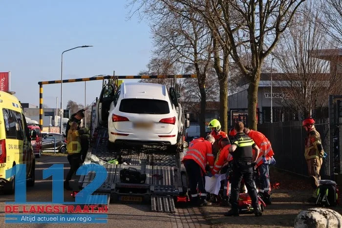 Man zwaargewond bij bedrijfsongeval op de Havenweg in Waalwijk: kwam onder auto terecht 12 Man zwaargewond bij bedrijfsongeval op de Havenweg in Waalwijk: kwam onder auto terecht 112 De Langstraat
