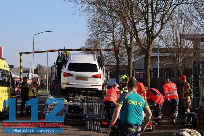 Man zwaargewond bij bedrijfsongeval op de Havenweg in Waalwijk: kwam onder auto terecht 13 Man zwaargewond bij bedrijfsongeval op de Havenweg in Waalwijk: kwam onder auto terecht 112 De Langstraat