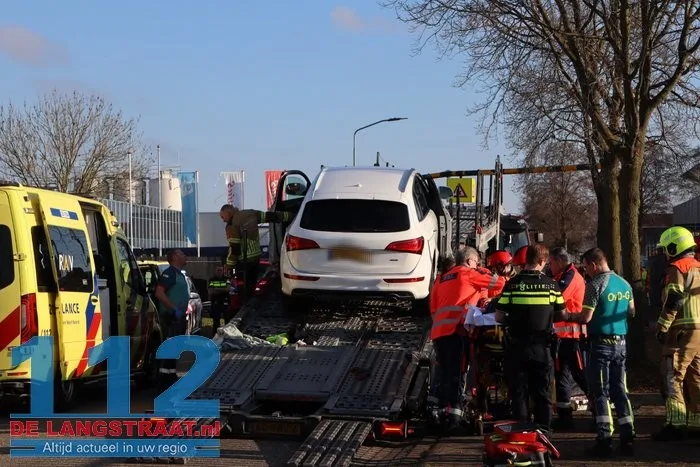 Man zwaargewond bij bedrijfsongeval op de Havenweg in Waalwijk: kwam onder auto terecht 15 Man zwaargewond bij bedrijfsongeval op de Havenweg in Waalwijk: kwam onder auto terecht 112 De Langstraat