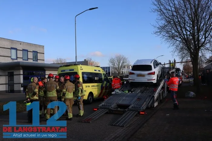 Man zwaargewond bij bedrijfsongeval op de Havenweg in Waalwijk: kwam onder auto terecht 18 Man zwaargewond bij bedrijfsongeval op de Havenweg in Waalwijk: kwam onder auto terecht 112 De Langstraat