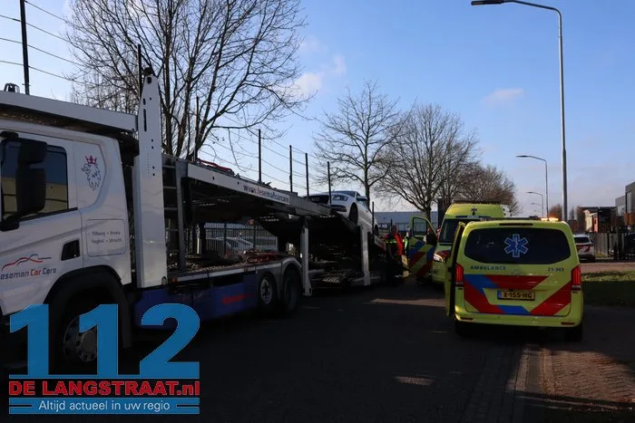 Man zwaargewond bij bedrijfsongeval op de Havenweg in Waalwijk: kwam onder auto terecht 19 Man zwaargewond bij bedrijfsongeval op de Havenweg in Waalwijk: kwam onder auto terecht 112 De Langstraat