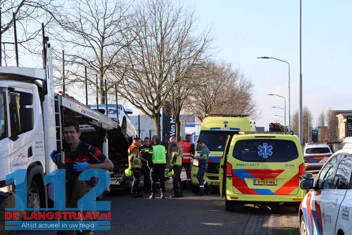 Man zwaargewond bij bedrijfsongeval op de Havenweg in Waalwijk: kwam onder auto terecht 20 Man zwaargewond bij bedrijfsongeval op de Havenweg in Waalwijk: kwam onder auto terecht 112 De Langstraat