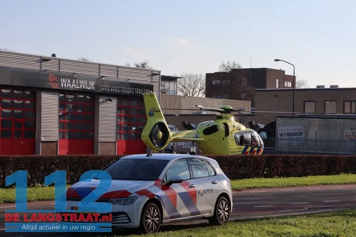 Man zwaargewond bij bedrijfsongeval op de Havenweg in Waalwijk: kwam onder auto terecht 21 Man zwaargewond bij bedrijfsongeval op de Havenweg in Waalwijk: kwam onder auto terecht 112 De Langstraat
