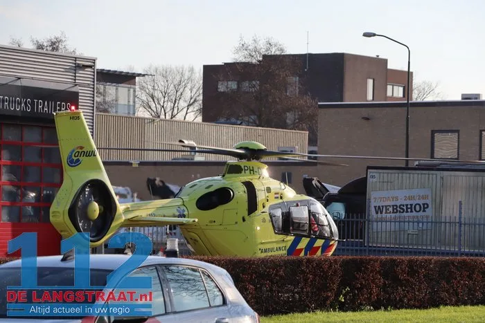 Man zwaargewond bij bedrijfsongeval op de Havenweg in Waalwijk: kwam onder auto terecht 22 Man zwaargewond bij bedrijfsongeval op de Havenweg in Waalwijk: kwam onder auto terecht 112 De Langstraat