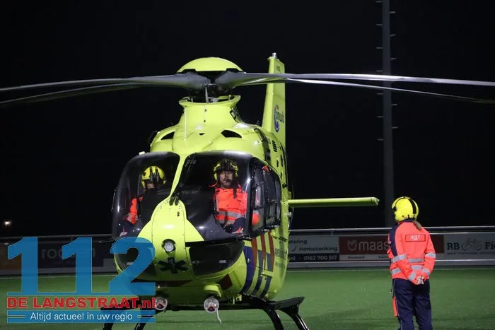 Traumahelikopter landt op hoofdveld VV Dongen 12 Traumahelikopter landt op hoofdveld VV Dongen 112 De Langstraat