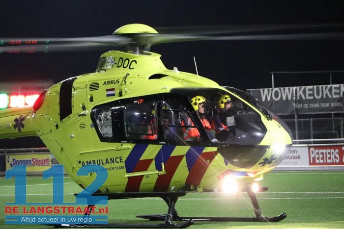 Traumahelikopter landt op hoofdveld VV Dongen 13 Traumahelikopter landt op hoofdveld VV Dongen 112 De Langstraat