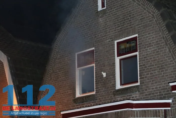 Schoorsteenbrand zorgt voor veel rook bij woning in Sprang-Capelle 2 Schoorsteenbrand zorgt voor veel rook bij woning in Sprang-Capelle 112 De Langstraat