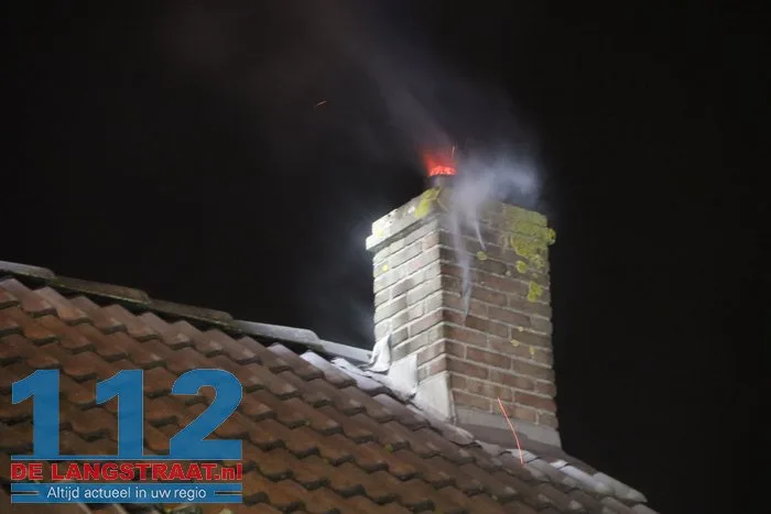 Schoorsteenbrand zorgt voor veel rook bij woning in Sprang-Capelle 13 Schoorsteenbrand zorgt voor veel rook bij woning in Sprang-Capelle 112 De Langstraat