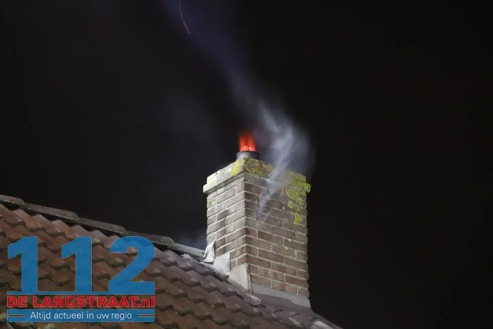 Schoorsteenbrand zorgt voor veel rook bij woning in Sprang-Capelle 14 Schoorsteenbrand zorgt voor veel rook bij woning in Sprang-Capelle 112 De Langstraat