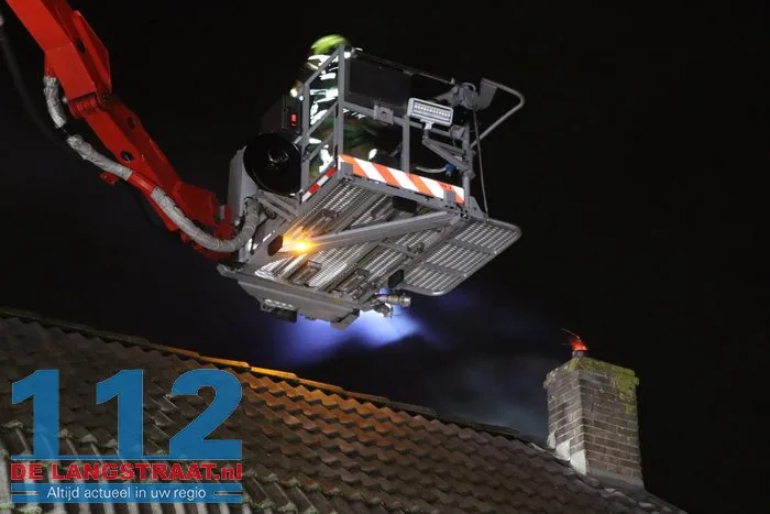 Schoorsteenbrand zorgt voor veel rook bij woning in Sprang-Capelle 15 Schoorsteenbrand zorgt voor veel rook bij woning in Sprang-Capelle 112 De Langstraat