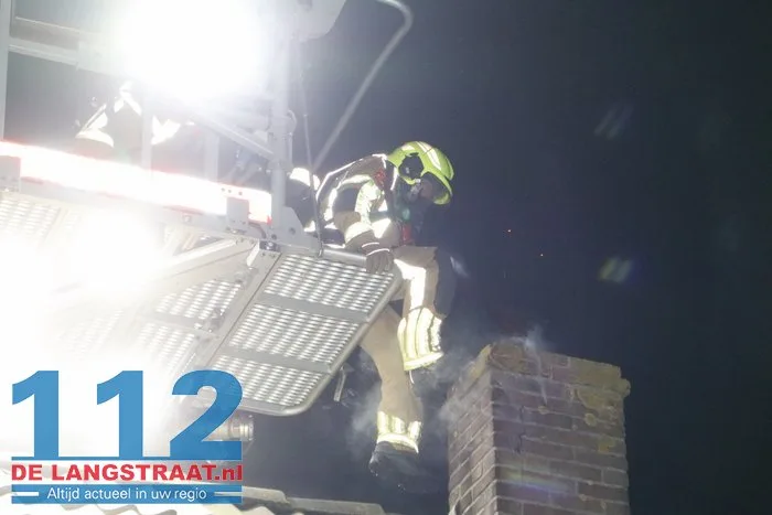 Schoorsteenbrand zorgt voor veel rook bij woning in Sprang-Capelle 16 Schoorsteenbrand zorgt voor veel rook bij woning in Sprang-Capelle 112 De Langstraat