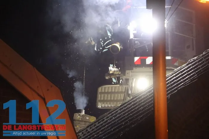 Schoorsteenbrand zorgt voor veel rook bij woning in Sprang-Capelle 21 Schoorsteenbrand zorgt voor veel rook bij woning in Sprang-Capelle 112 De Langstraat