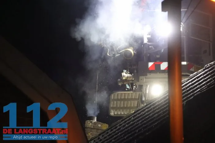 Schoorsteenbrand zorgt voor veel rook bij woning in Sprang-Capelle 22 Schoorsteenbrand zorgt voor veel rook bij woning in Sprang-Capelle 112 De Langstraat