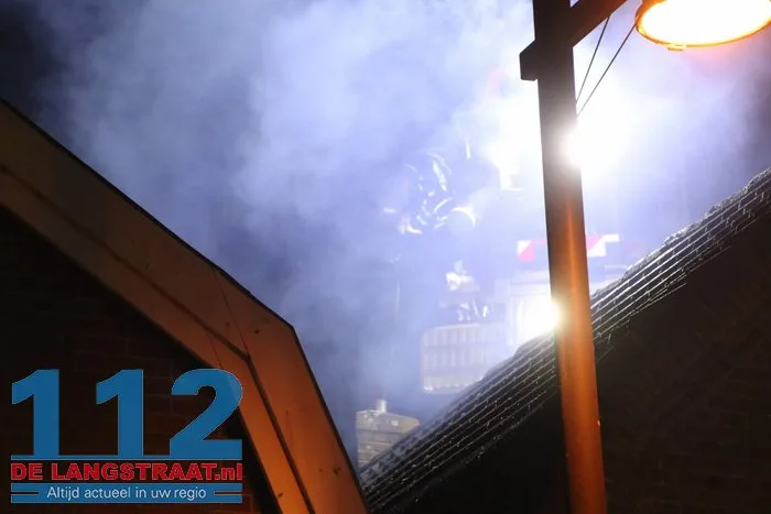 Schoorsteenbrand zorgt voor veel rook bij woning in Sprang-Capelle 23 Schoorsteenbrand zorgt voor veel rook bij woning in Sprang-Capelle 112 De Langstraat