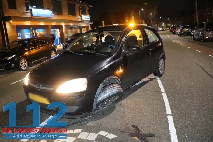 Auto belandt op vluchtheuvel na botsing met nieuwe BMW in Kaatsheuvel 112 De Langstraat