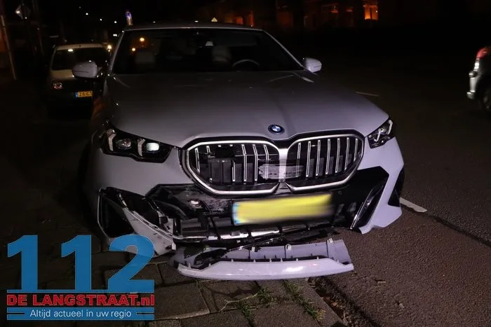 Auto belandt op vluchtheuvel na botsing met nieuwe BMW in Kaatsheuvel 112 De Langstraat