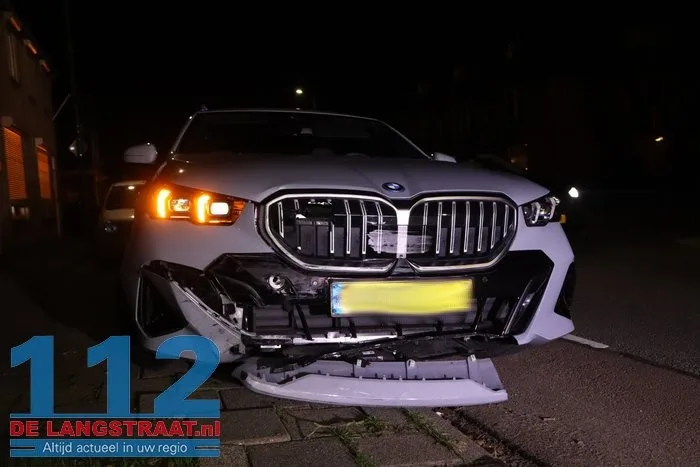 Auto belandt op vluchtheuvel na botsing met nieuwe BMW in Kaatsheuvel 112 De Langstraat
