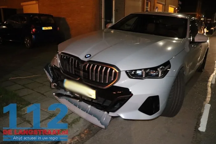 Auto belandt op vluchtheuvel na botsing met nieuwe BMW in Kaatsheuvel 112 De Langstraat