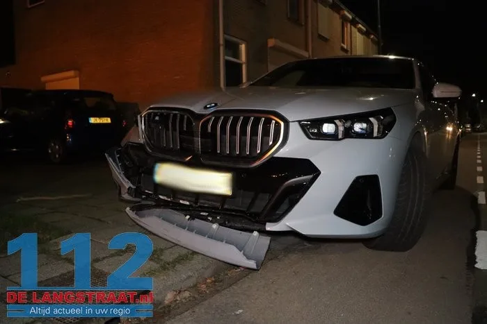 Auto belandt op vluchtheuvel na botsing met nieuwe BMW in Kaatsheuvel 112 De Langstraat