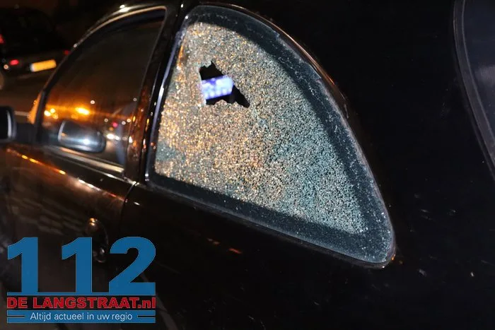 Auto belandt op vluchtheuvel na botsing met nieuwe BMW in Kaatsheuvel 112 De Langstraat