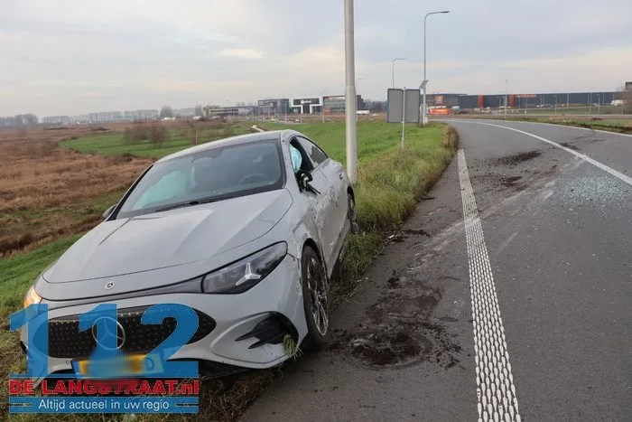 Bestuurder lichtgewond nadat hij van de weg raakt op A59 bij Waalwijk: auto op zijn kant 112 De Langstraat