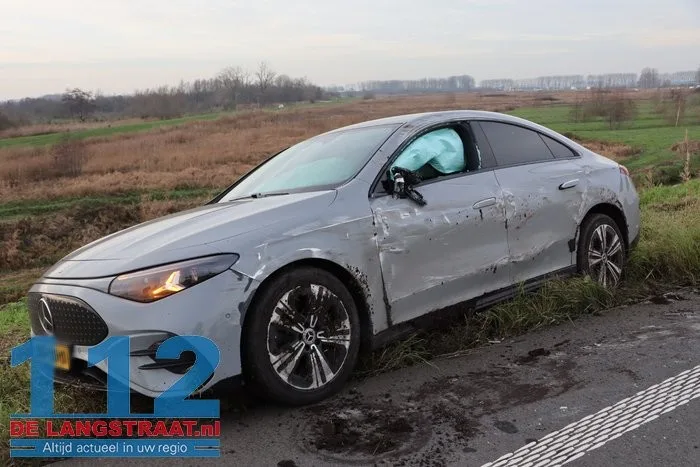 Bestuurder lichtgewond nadat hij van de weg raakt op A59 bij Waalwijk: auto op zijn kant 112 De Langstraat