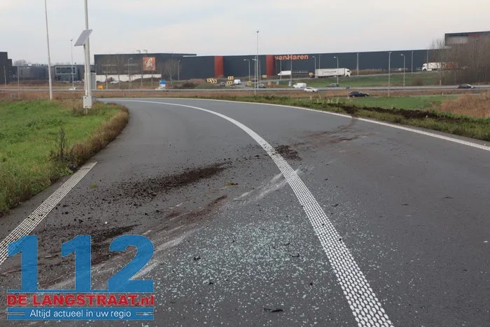 Bestuurder lichtgewond nadat hij van de weg raakt op A59 bij Waalwijk: auto op zijn kant 112 De Langstraat