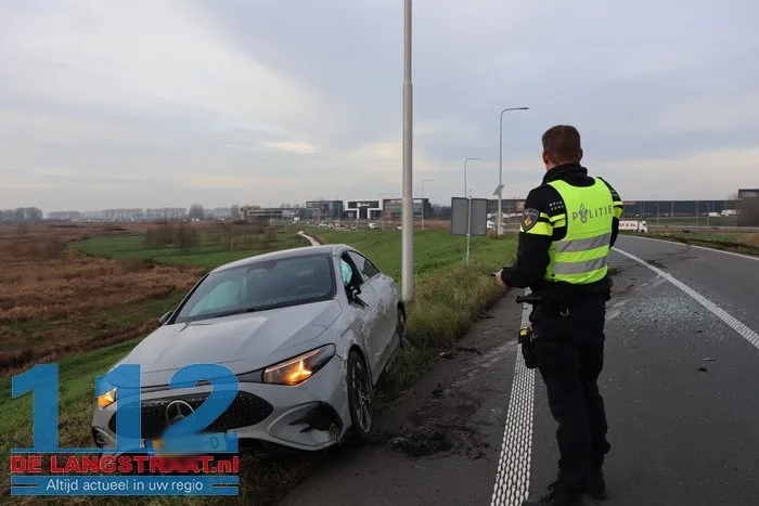 Bestuurder lichtgewond nadat hij van de weg raakt op A59 bij Waalwijk: auto op zijn kant 112 De Langstraat