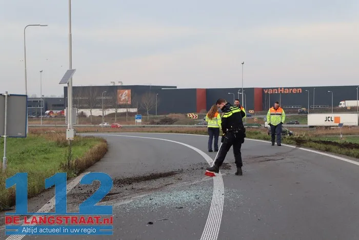 Bestuurder lichtgewond nadat hij van de weg raakt op A59 bij Waalwijk: auto op zijn kant 112 De Langstraat